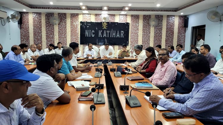 संभावित बाढ़ को लेकर एलर्ट मोड में रहे अधिकारी: डीएम