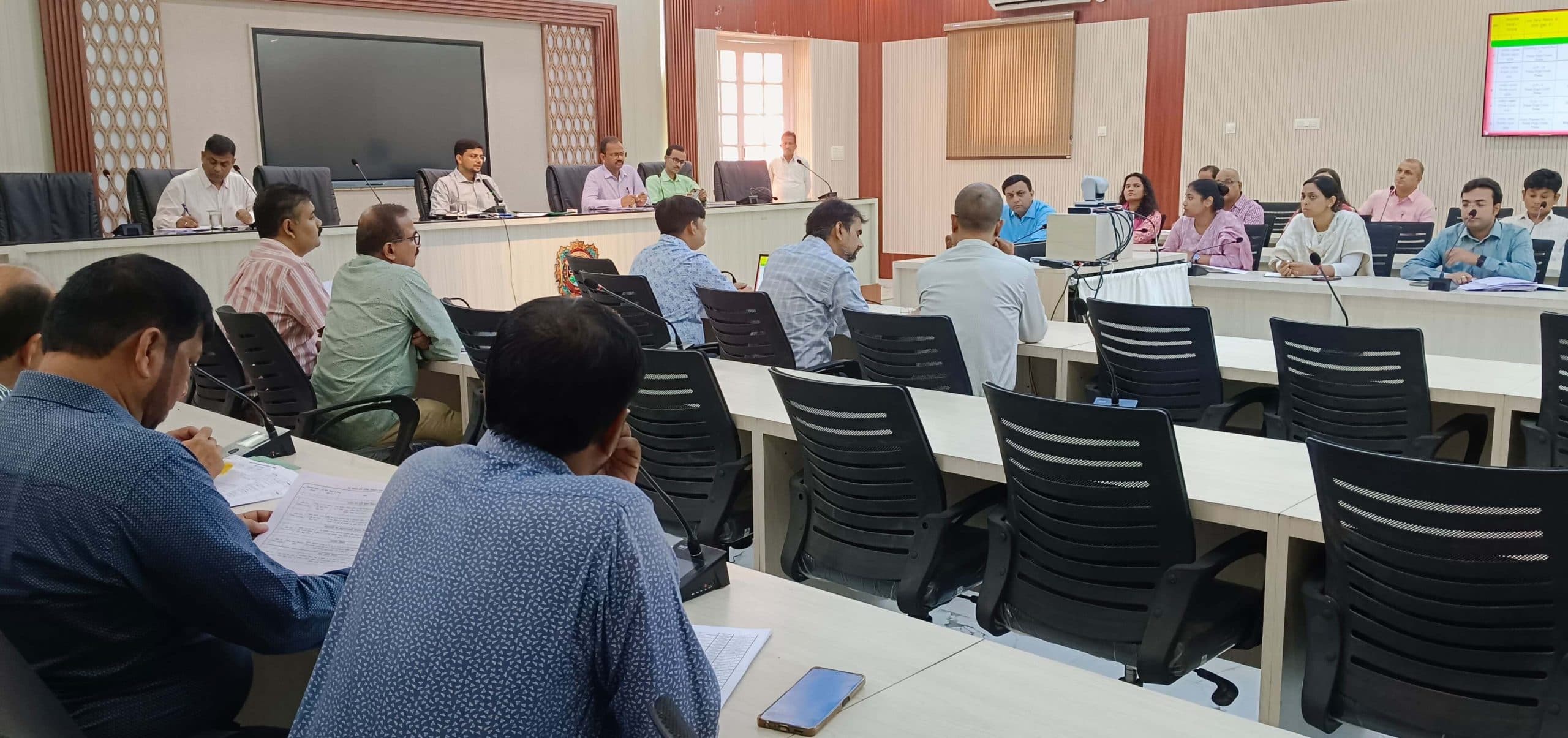 लंबित कार्यों का निष्पादन पूरी पारदर्शिता के साथ तय समय में करें पूरा : डीएम