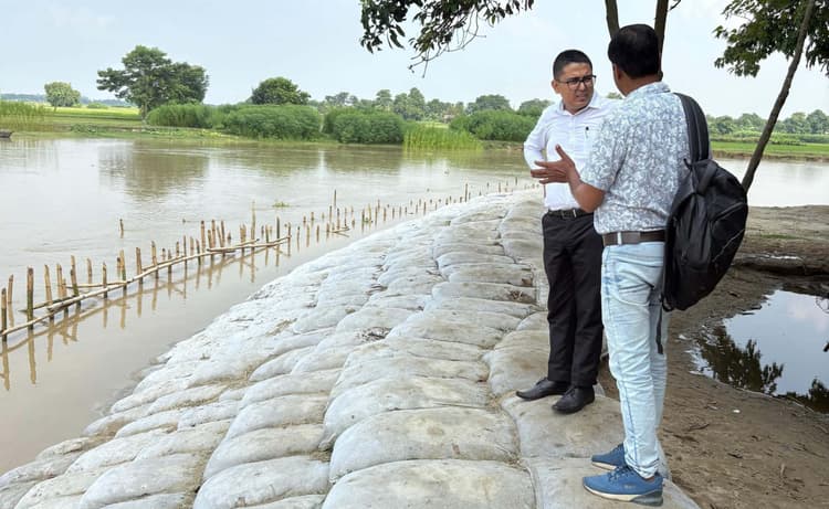 संभावित बाढ़ के मद्देनजर आपदा विभाग पदाधिकारी ने अमौर अंचल का लिया जायजा