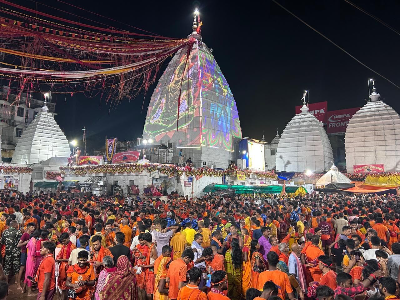 Deoghar News : बाबा मंदिर में उमड़ा आस्था का सैलाब, शिवभक्ति में सराबोर हुआ बाबाधाम