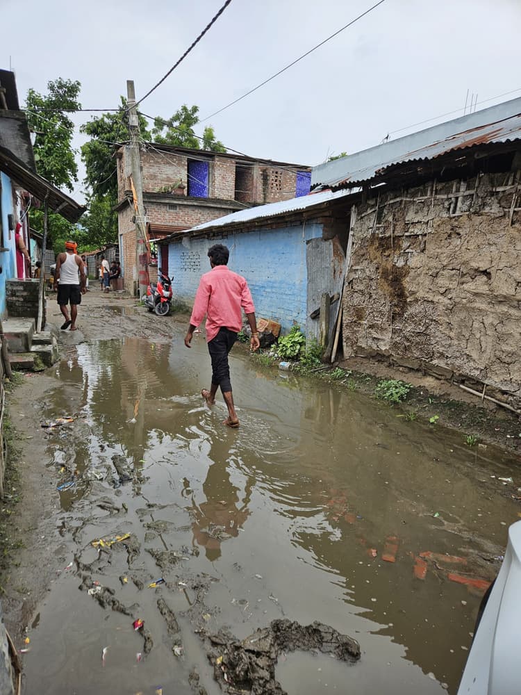 सड़क की समस्या को लेकर उप महापौर ने वार्ड 31 का किया निरीक्षण
