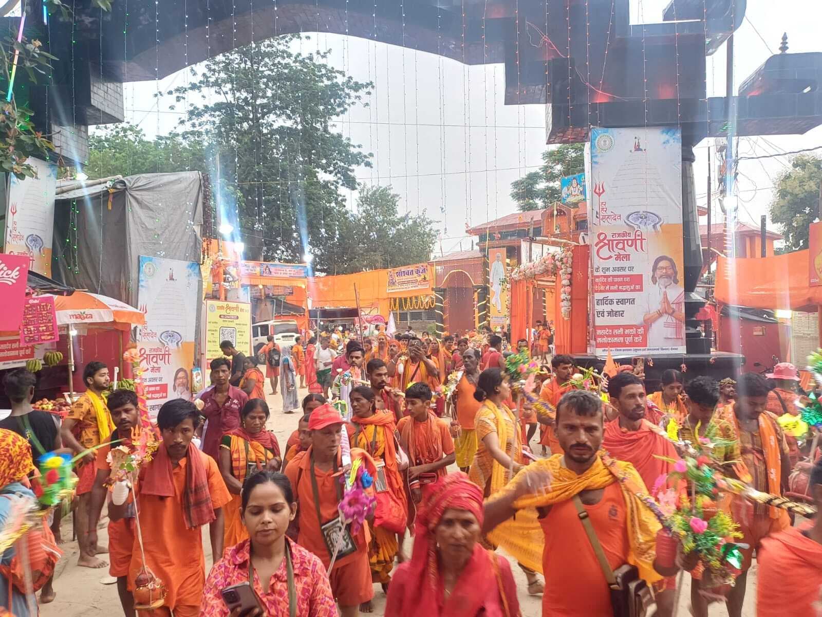 Deoghar News : भोर होते ही कांवरिया पथ पर बढ़ी रफ्तार, हर घंटे हजारों कांवरियों पहुंचते रहे बाबाधाम