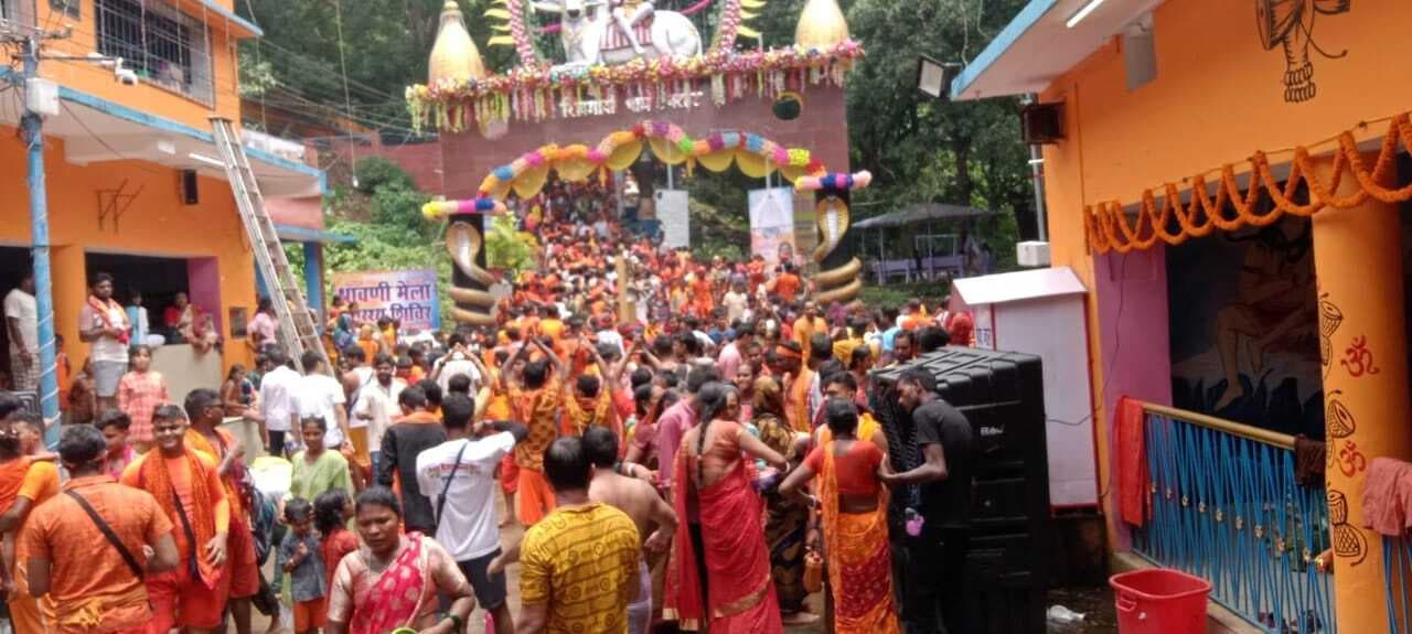 हर हर महादेव से गूंजा शिवगादीधाम, 20 हजार भक्तों ने किया जलार्पण