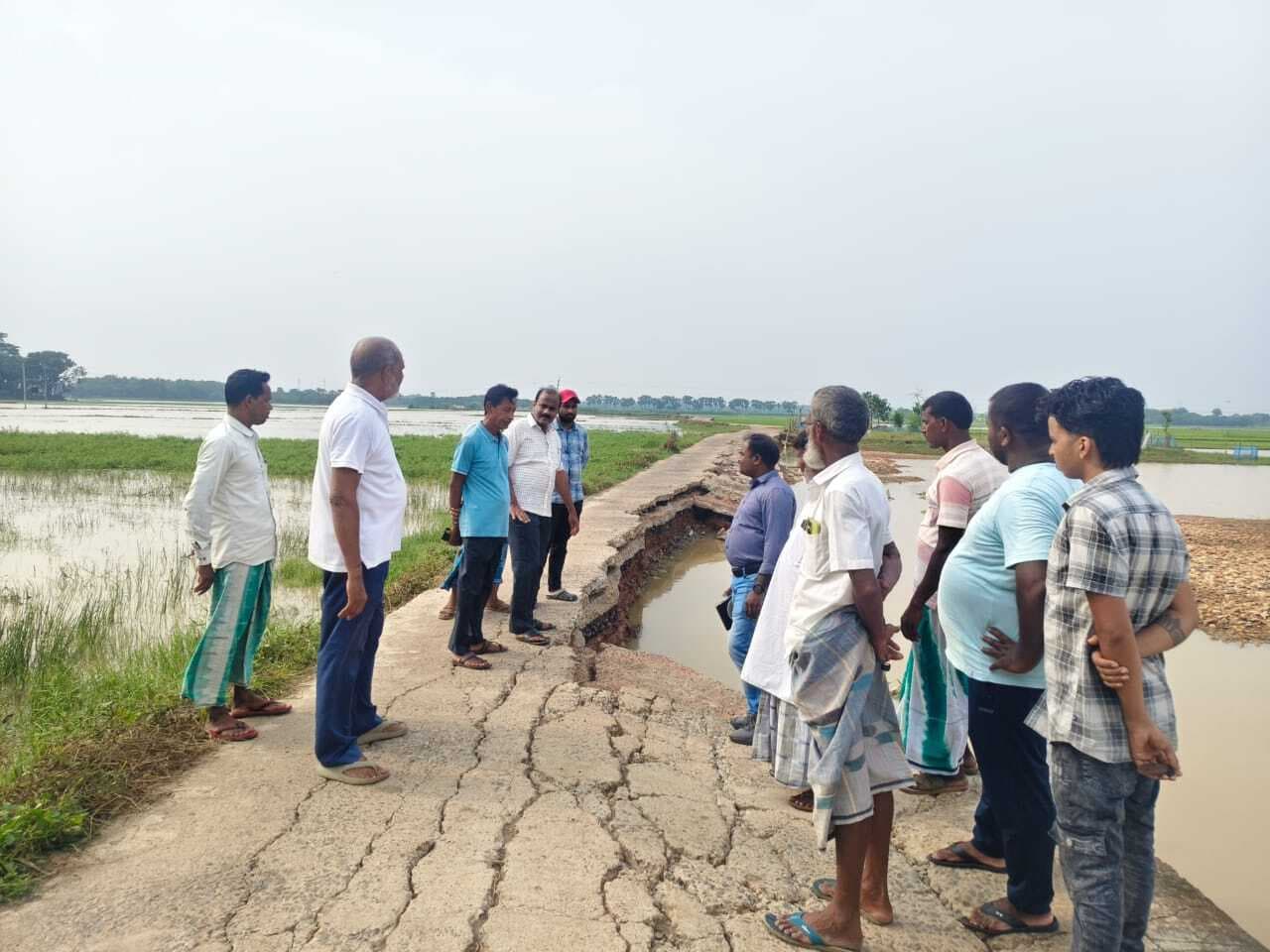 गुमानी नदी की तेज धार से मुख्य सड़क क्षतिग्रस्त