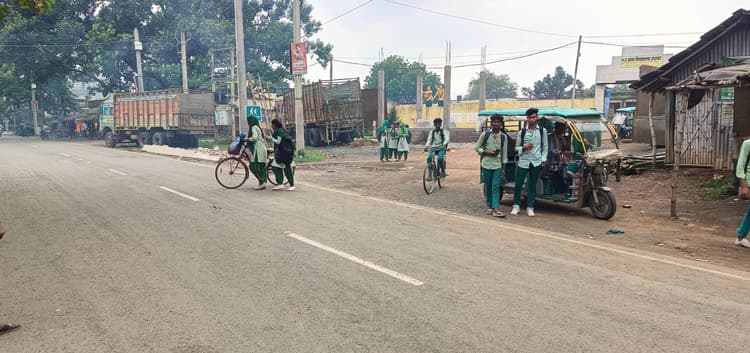 उधवा में सड़क दुर्घटनाएं बनी चिंता का कारण, स्पीड ब्रेकर व स्टॉपर की मांग तेज