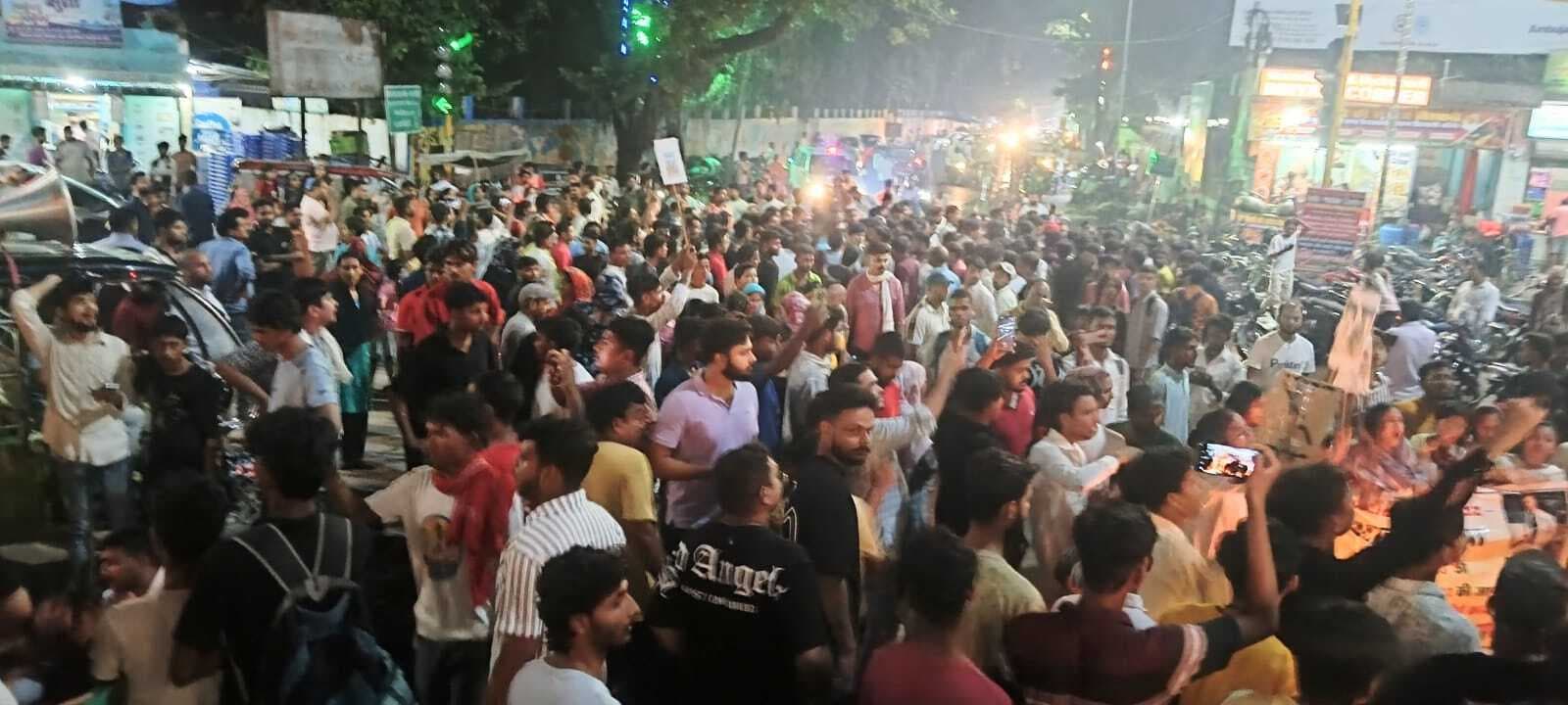 पुलिस कार्रवाई से असंतुष्ट लोगों ने निकाला आक्रोश मार्च