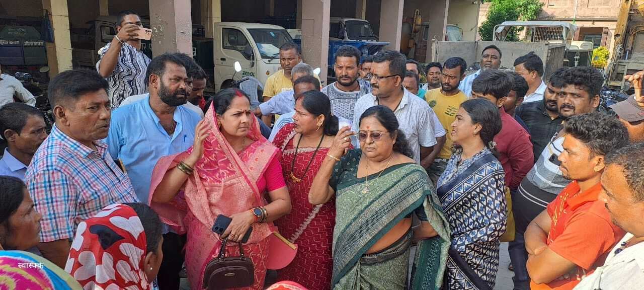 सफाई कर्मियों ने किया मुख्य पार्षद का घेराव