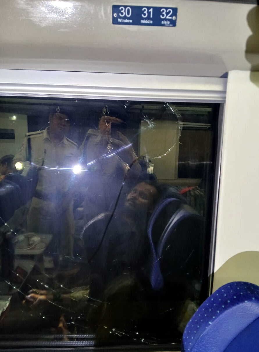 चनपटिया स्टेशन के पास वंदे भारत एक्सप्रेस पर चला पत्थर, चार आरोपी धराए