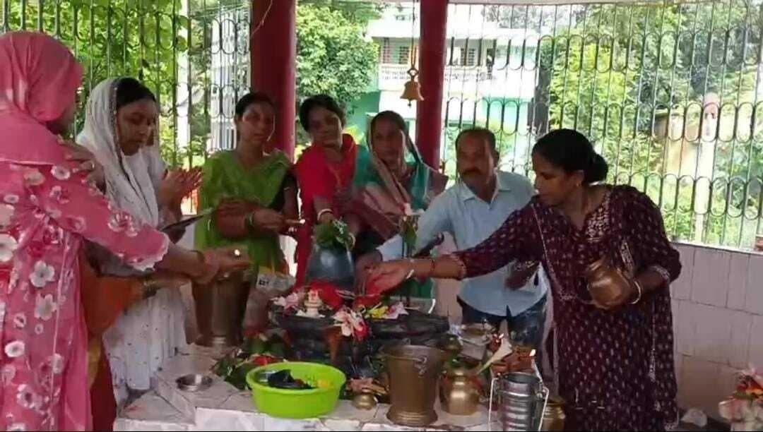 दूसरी सोमवारी पर मंदिरों में उमड़ी श्रद्धालुओं की भीड़, जलाभिषेक कर लिया आशीर्वाद