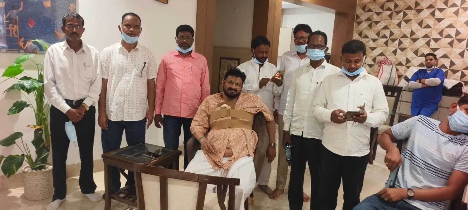 झामुमो कार्यकर्ताओं ने मंत्री से भेंटकर सेहतमंद होने की कामना की