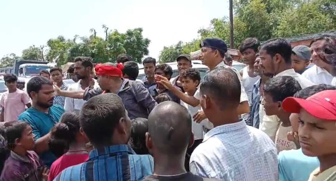 जल जमाव के विरोध में लोगों ने किया रोड जाम