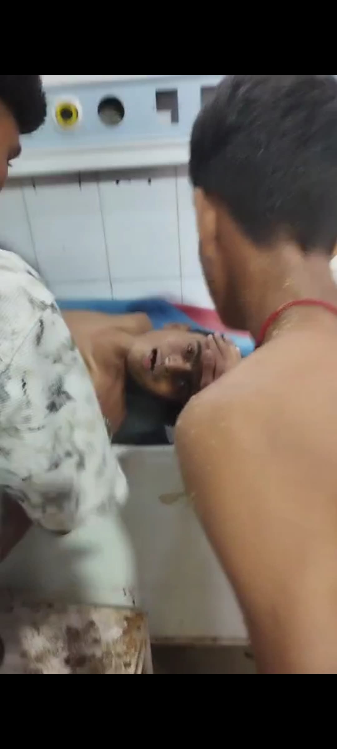 किऊल नदी में स्नान करने के दौरान डूबा किशोर, हालत गंभीर