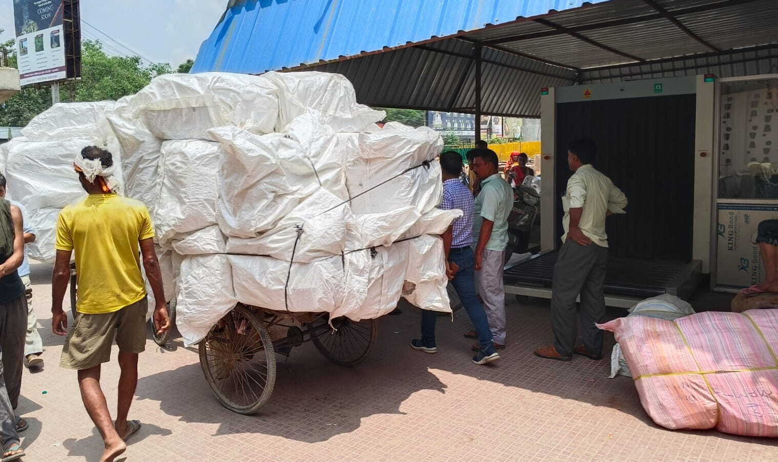 जंक्शन से 115 बोरा पान मसाला अपने साथ ले गयी जीएसटी की टीम