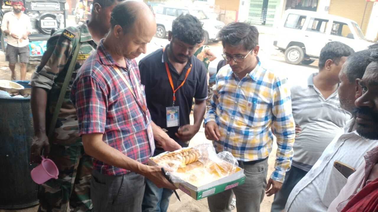 Deoghar news : जलेबी व रसगुल्ला में मिलावट मिलने पर पदाधिकारी ने कराया नष्ट