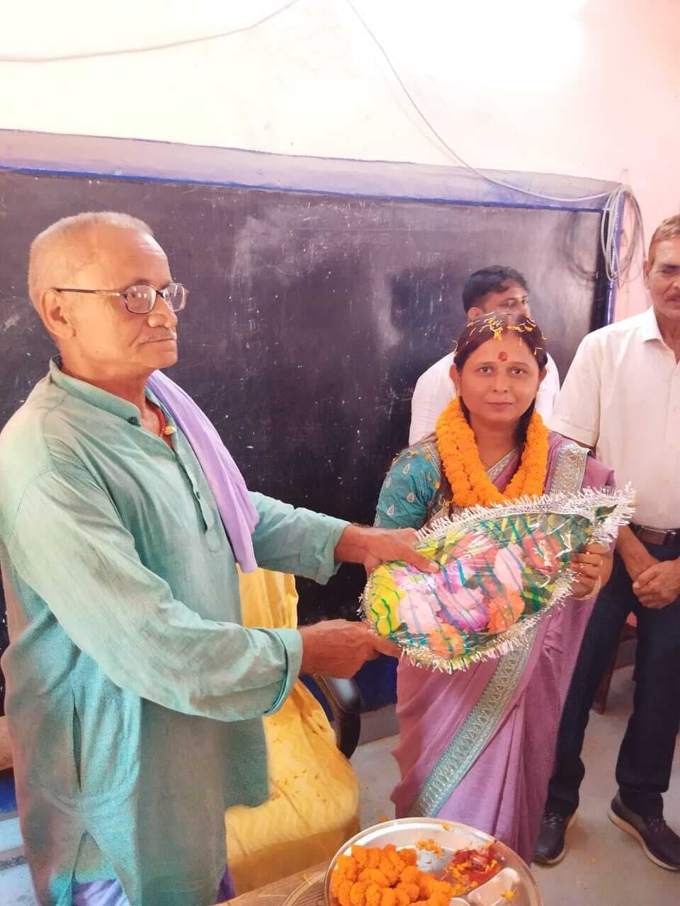 इंदपै स्कूल में प्रधानाध्यापक ने दिया योगदान