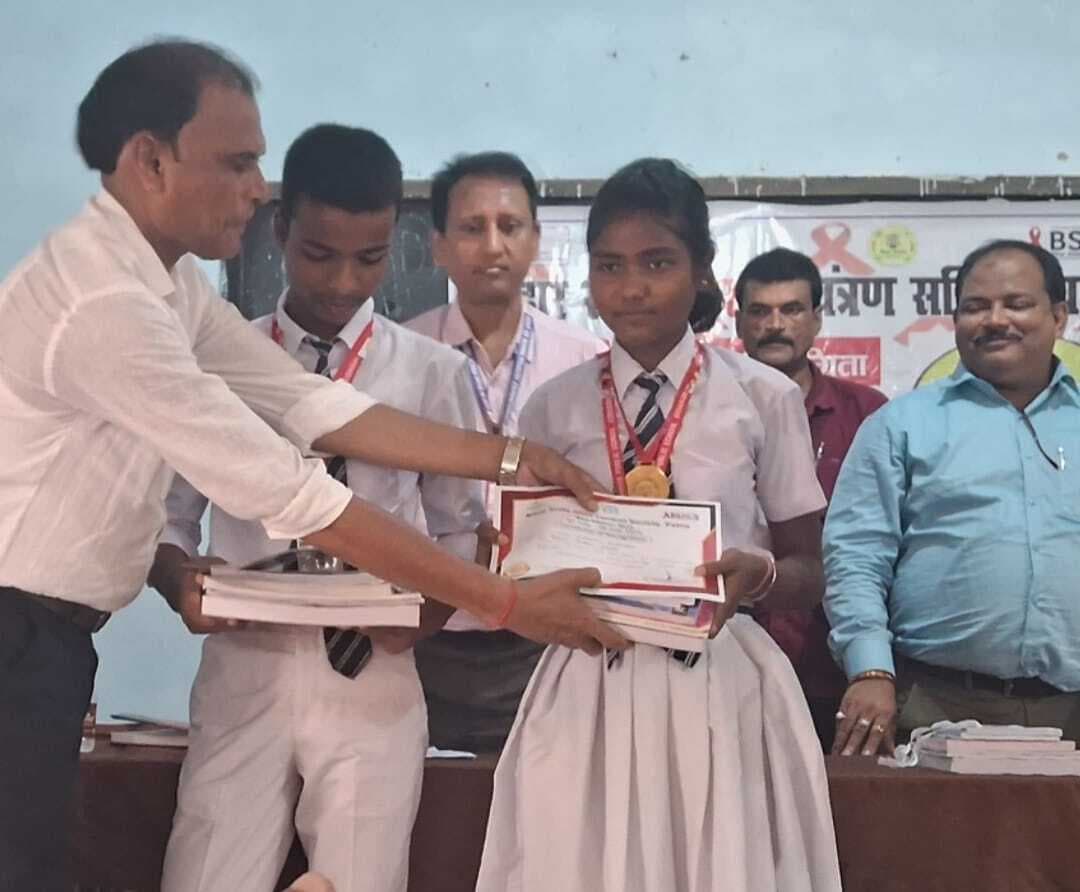 रेड रिबन क्विज में साक्षी व आयुष कुमार अव्वल