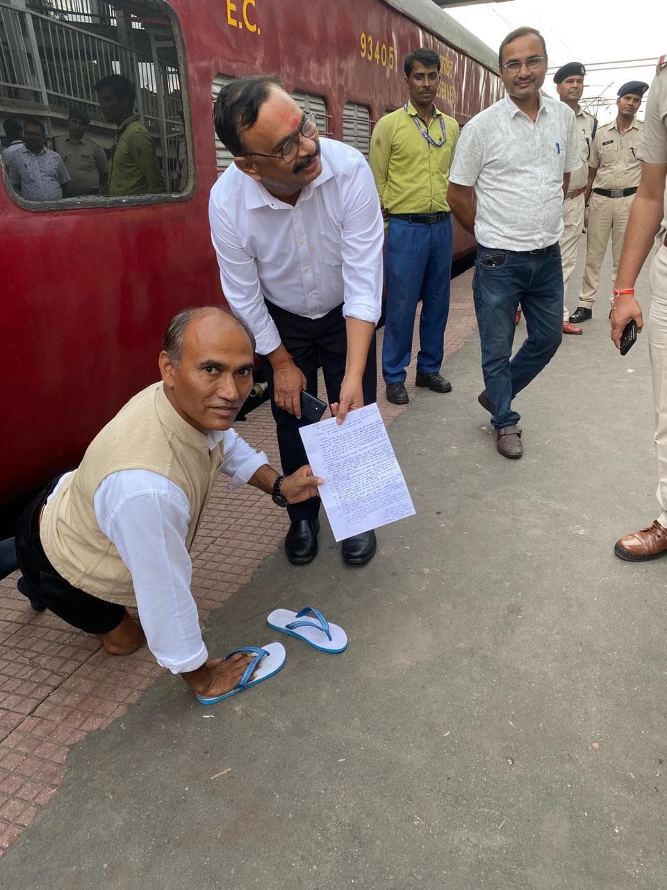 झाझा रेल नगरी के सर्वांगीण विकास को लेकर डीआरएम को सौंपा मांग पत्र