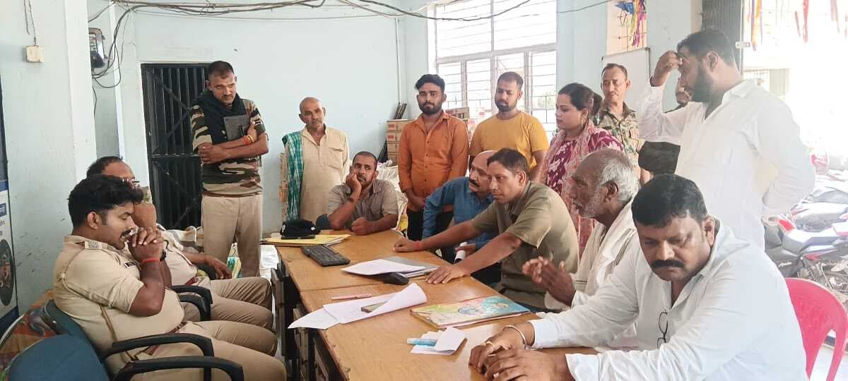 Kaimur news: मोहनिया पोस्ट ऑफिस में मकान मालिक ने बंद किया ताला, कर्मी पहुंचे थाने