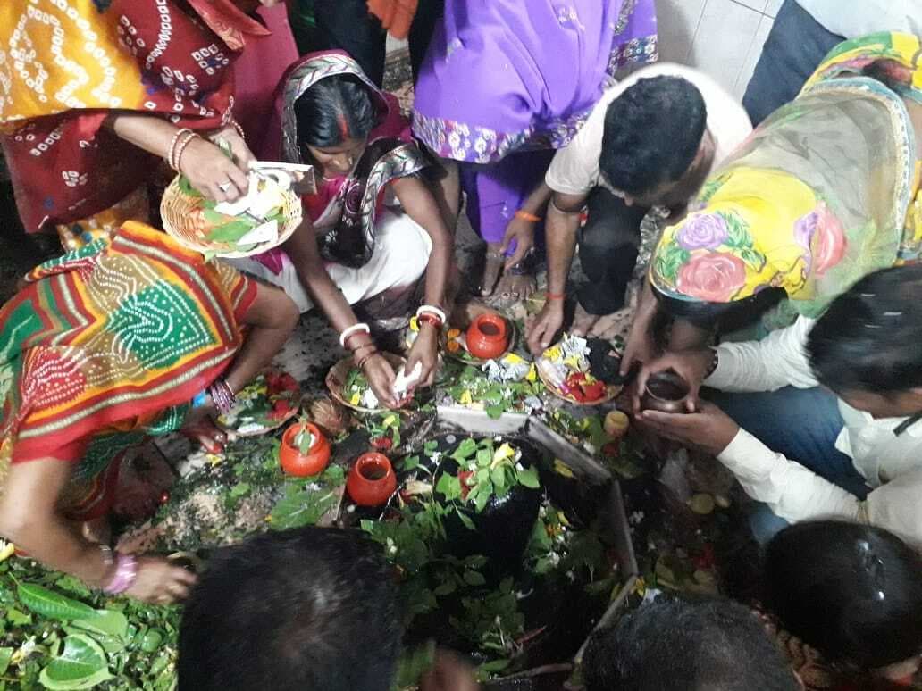 धनेश्वरनाथ में उमड़े शिव भक्त, जलाभिषेक कर मांगा मंगल वरदान