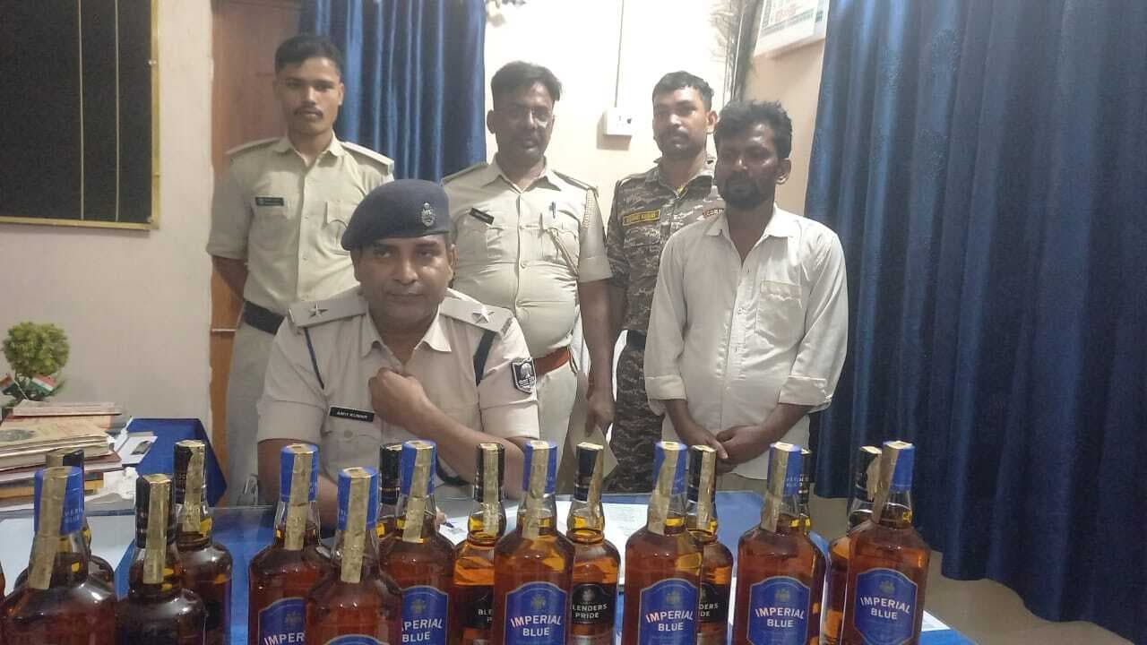 36 बोतल विदेशी शराब के साथ तस्कर गिफ्तार