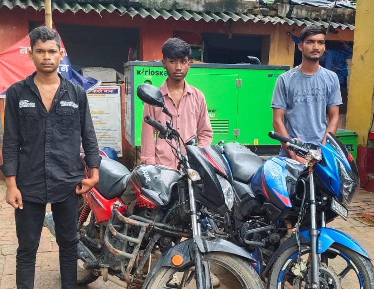 चोरी के तीन आरोपित दो बाइक के साथ गिरफ्तार