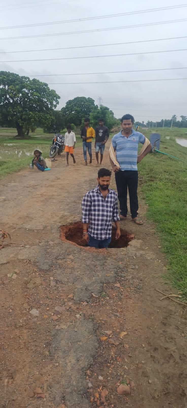 सड़क पर गड्ढा से दे रहा दुर्घटना को आमंत्रण