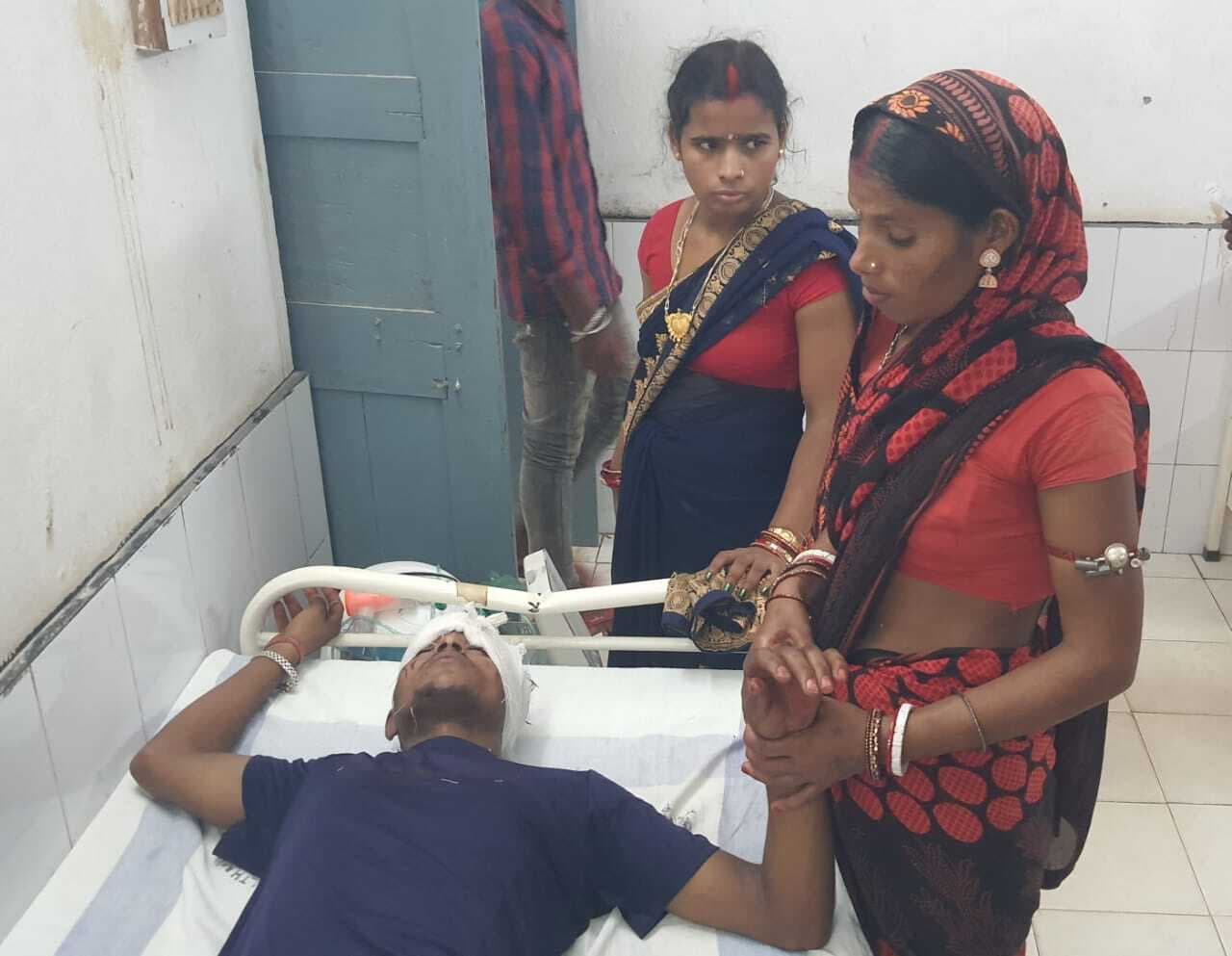 अनियंत्रित टोटो के धक्के से बाइक चालक गंभीर रूप से घायल