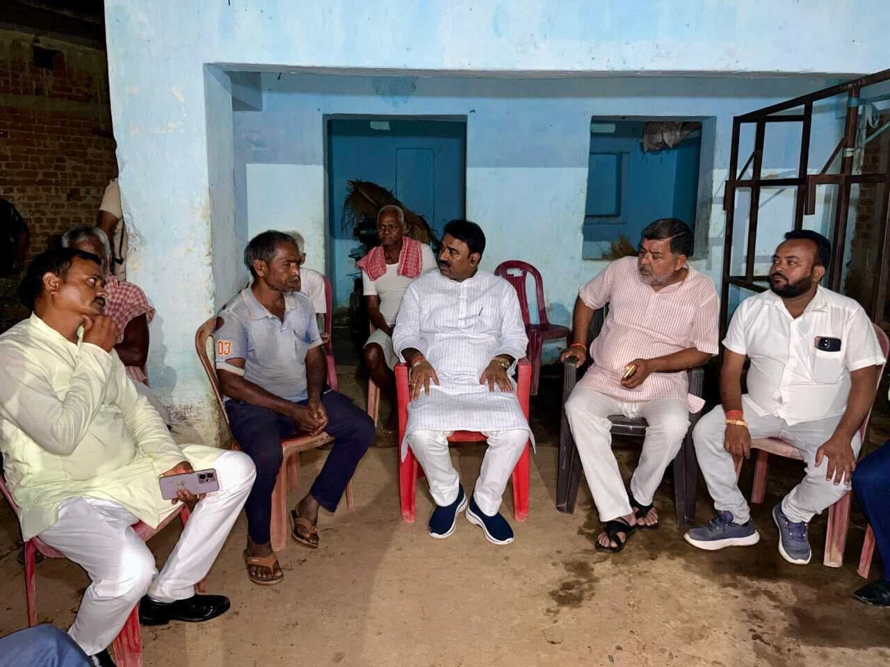 किसानों ने विधायक से खेत तक रास्ता की मांग की