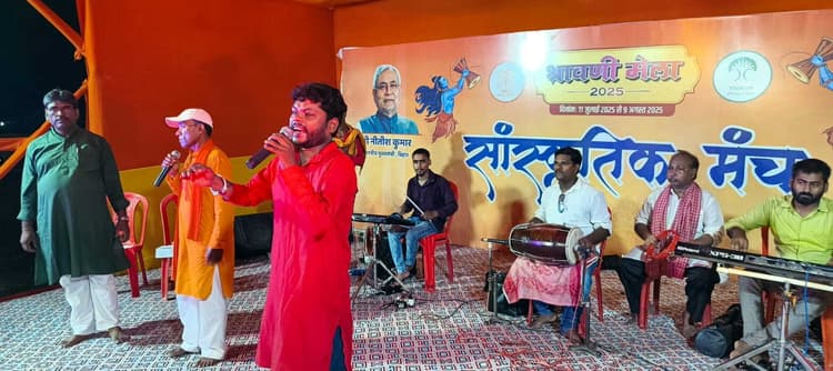 टेंट सिटी में भजनों की प्रस्तुति पर झूमते रहे भक्त