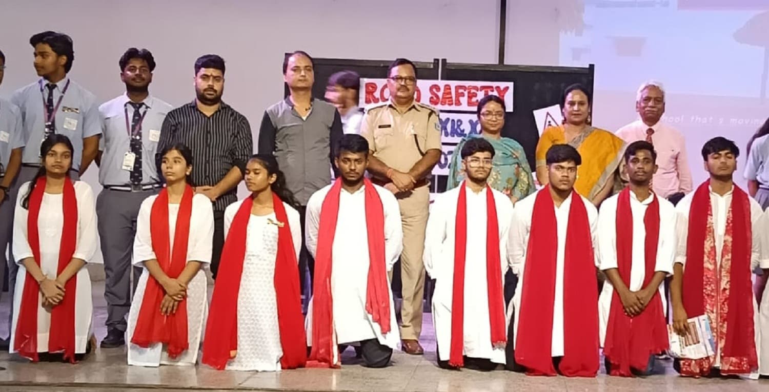 Bokaro News : वाहन चलाते समय मोबाइल, हेडफोन, इयर बड्स का उपयोग खतरनाक : डीटीओ