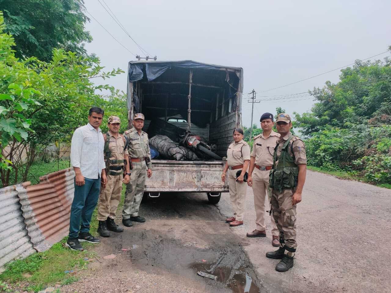 Bokaro News : ढाई टन अवैध कोयला व मोटरसाइकिल जब्त