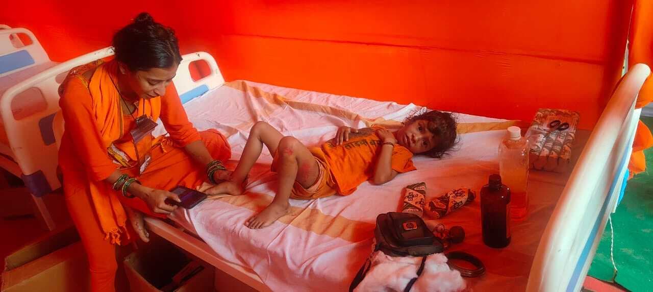 अनियंत्रित स्कॉर्पिओ की ठोकर से कांवरिया पिता-पुत्री जख्मी