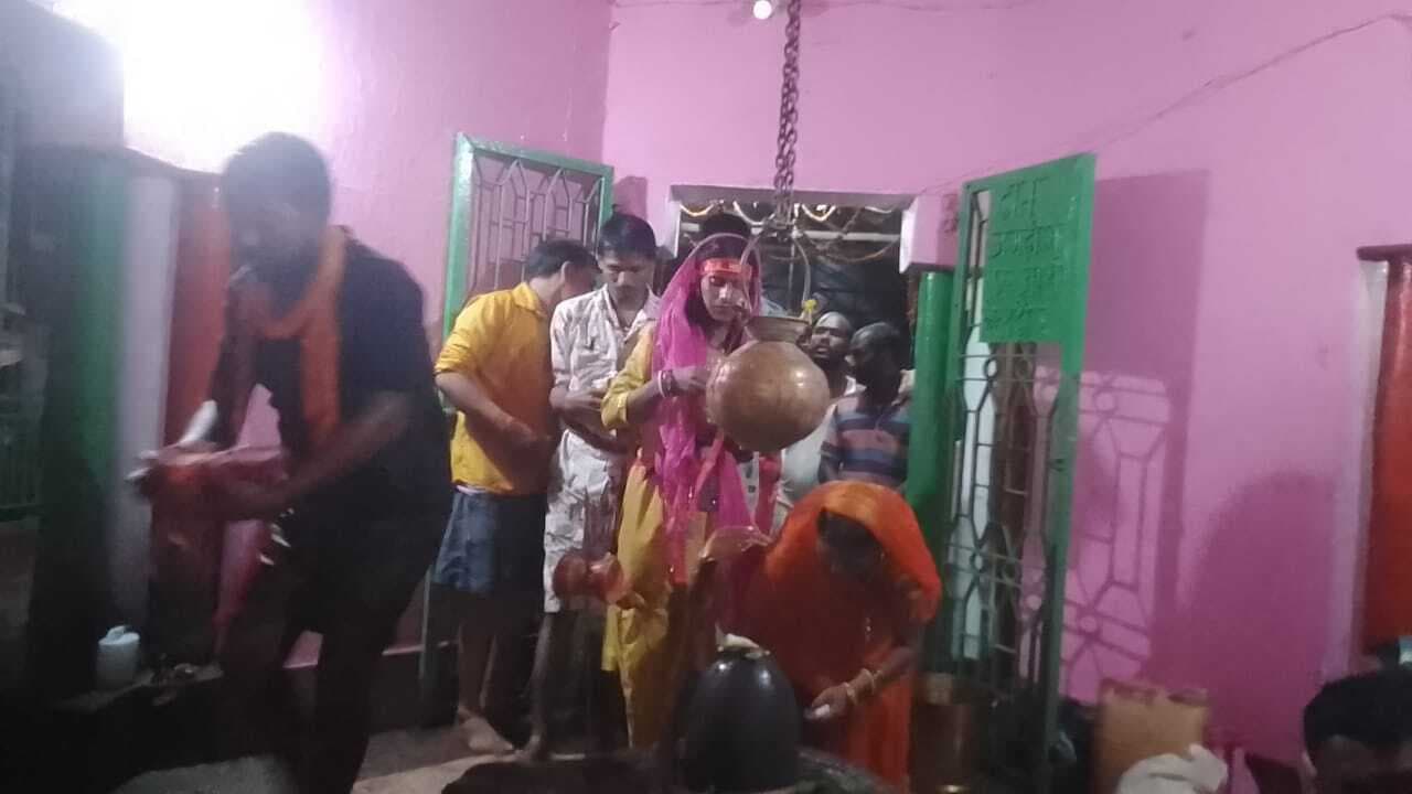 बाबा फुलेश्वर नाथ में 10 हजार भक्तों ने किया जलाभिषेक