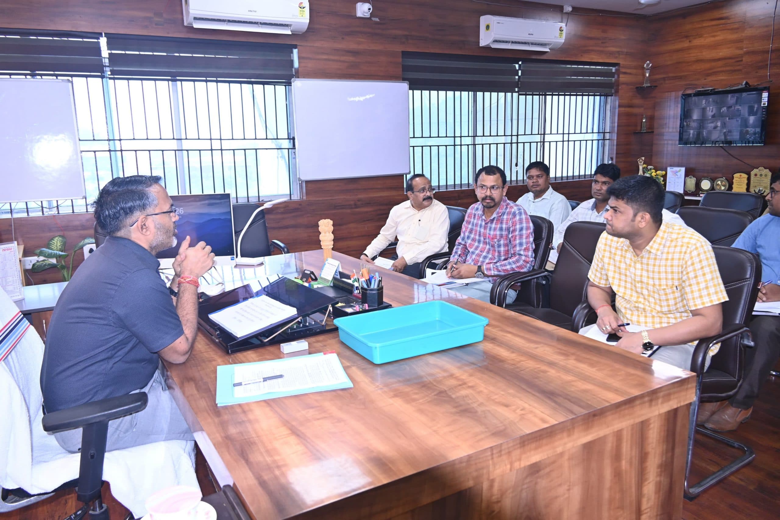 Giridih News :आंगनबाड़ी केंद्रों व पुल -पुलिया का काम प्राथमिकता के आधार पर पूरा करें : डीसी