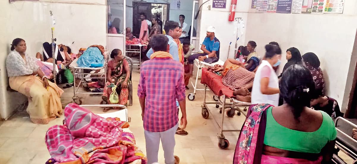 Chaibasa News : सदर के वार्डों व इमरजेंसी में बेड फुल, फर्श व स्ट्रेचर पर हो रहा इलाज