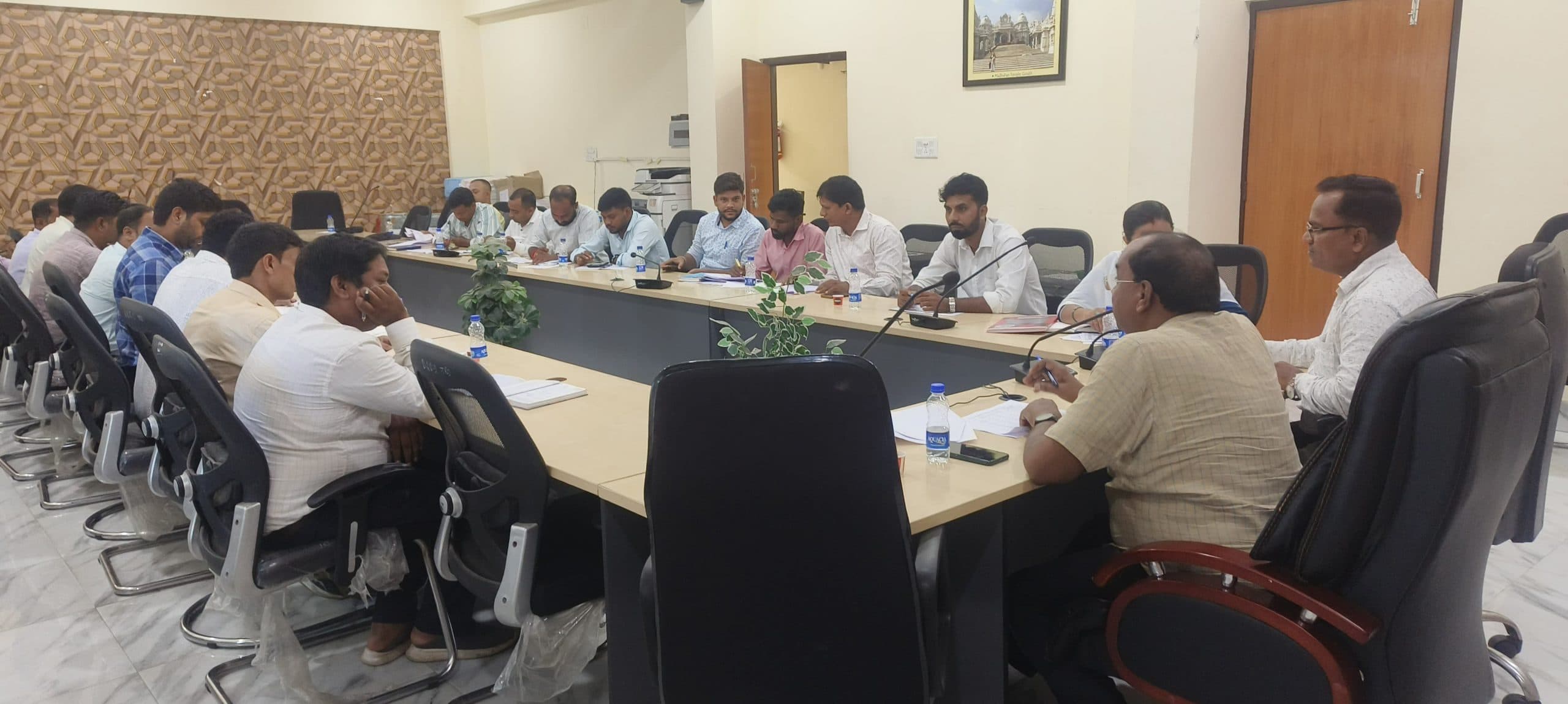 Giridih News :मनरेगा व आवास योजनाओं की समीक्षी की