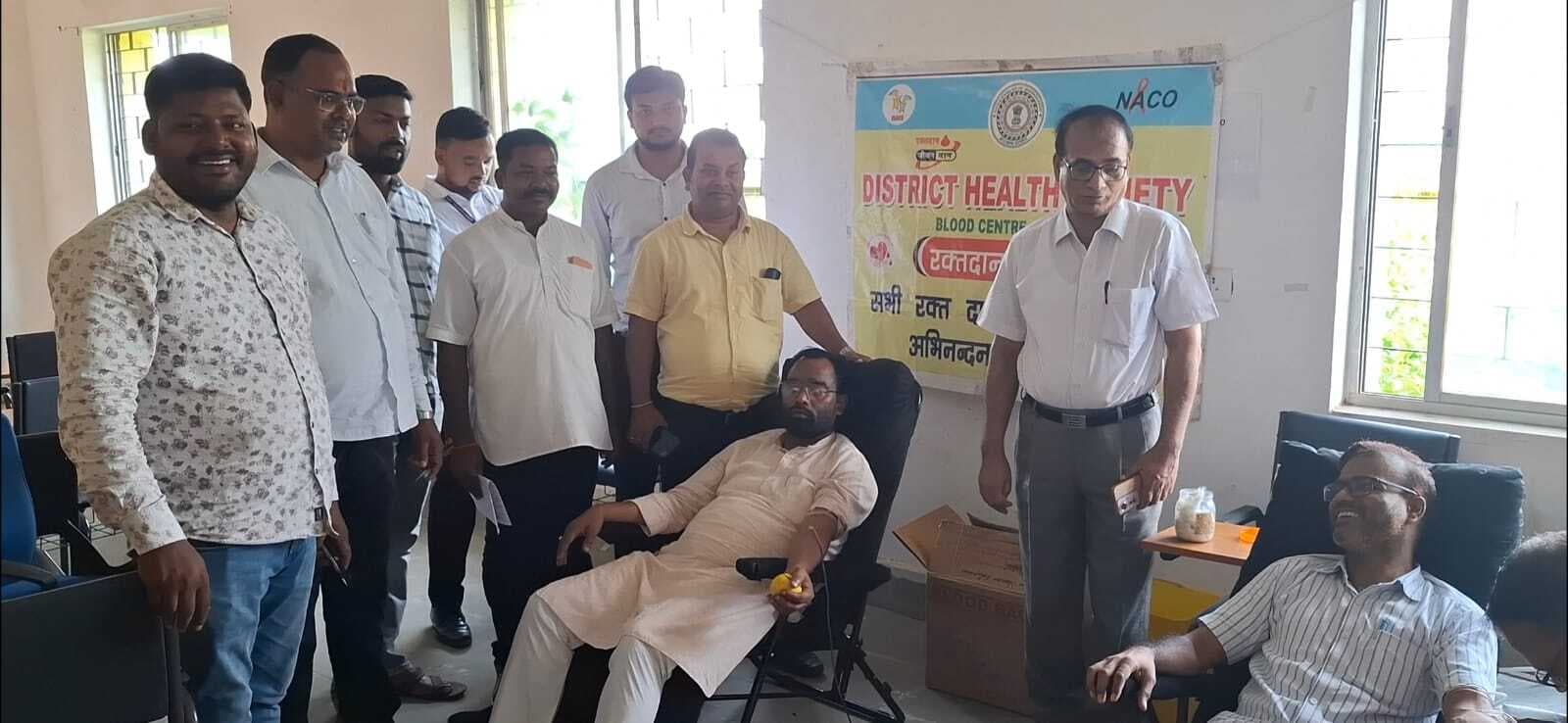 Giridih News :प्रखंड कार्यालय में लगा शिविर, 20 यूनिट रक्त संग्रह