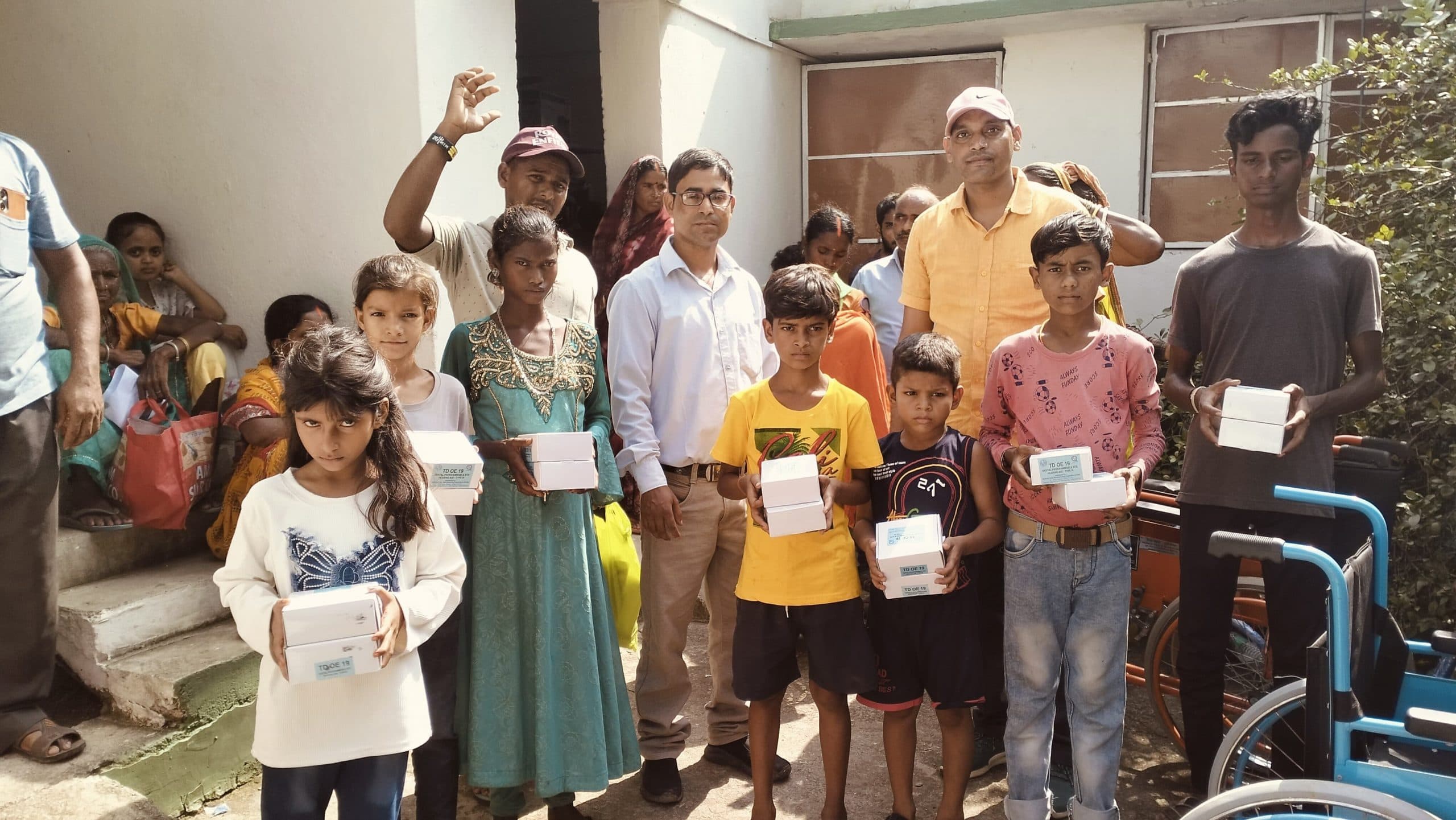 Giridih News :दिव्यांग बच्चों के बीच उपकरणों का किया गया वितरण