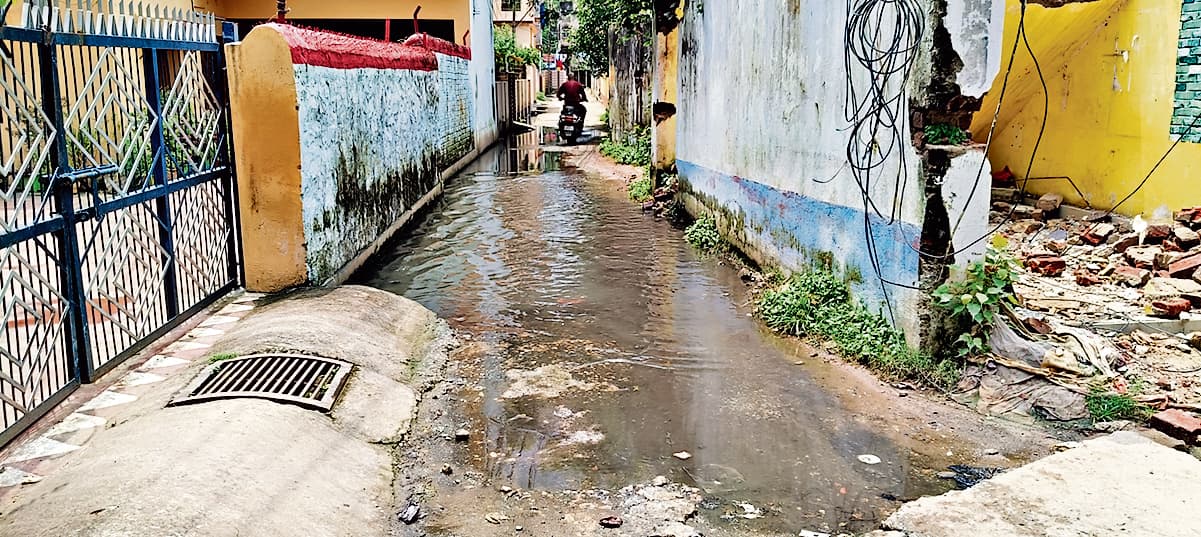 Chaibasa News : ड्रेनेज फेल, सड़कें जर्जर, स्ट्रीट लाइटें खराब