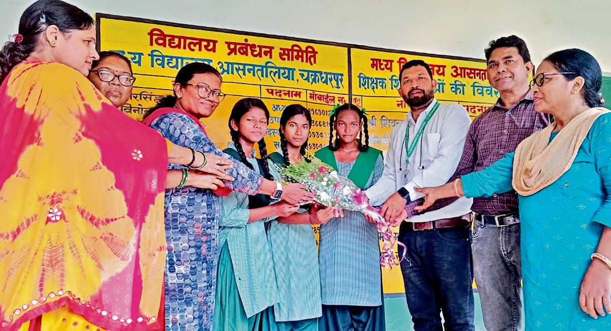 Chaibasa News : आसनतलिया मवि की तीन छात्राएं छात्रवृत्ति को चयनित