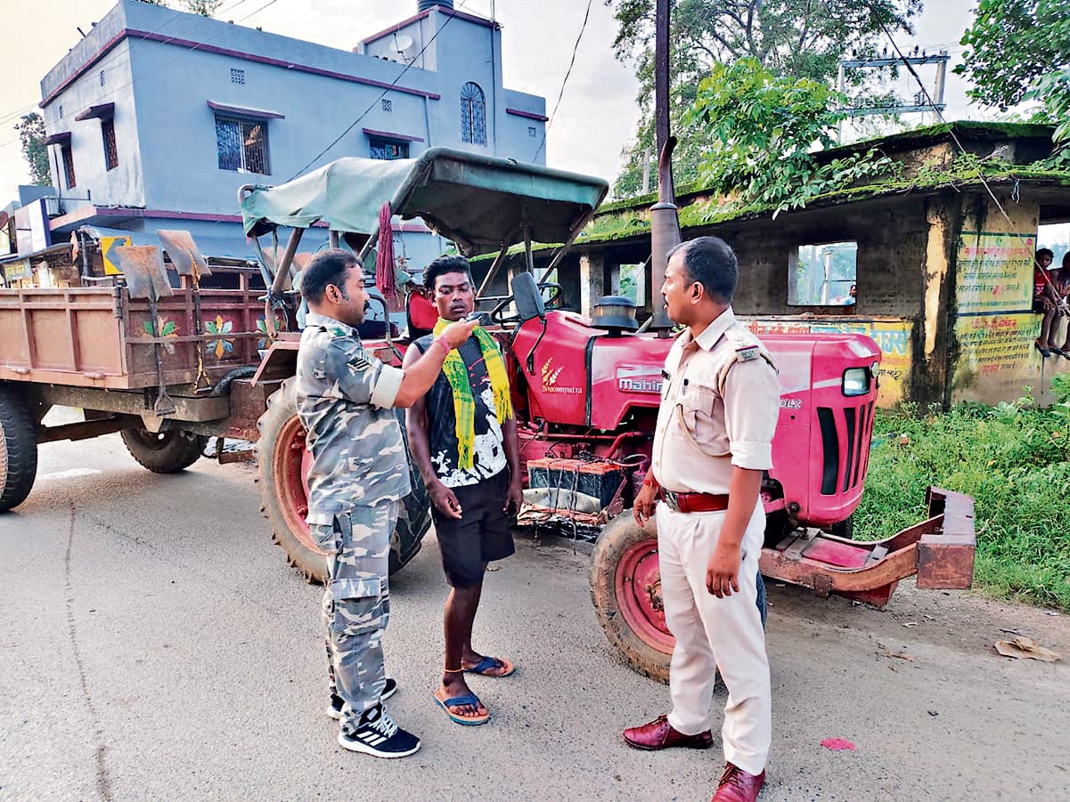 Seraikela Kharsawan News : यातायात नियमों की अनदेखी पड़ी भारी, दो बाइक हुई जब्त