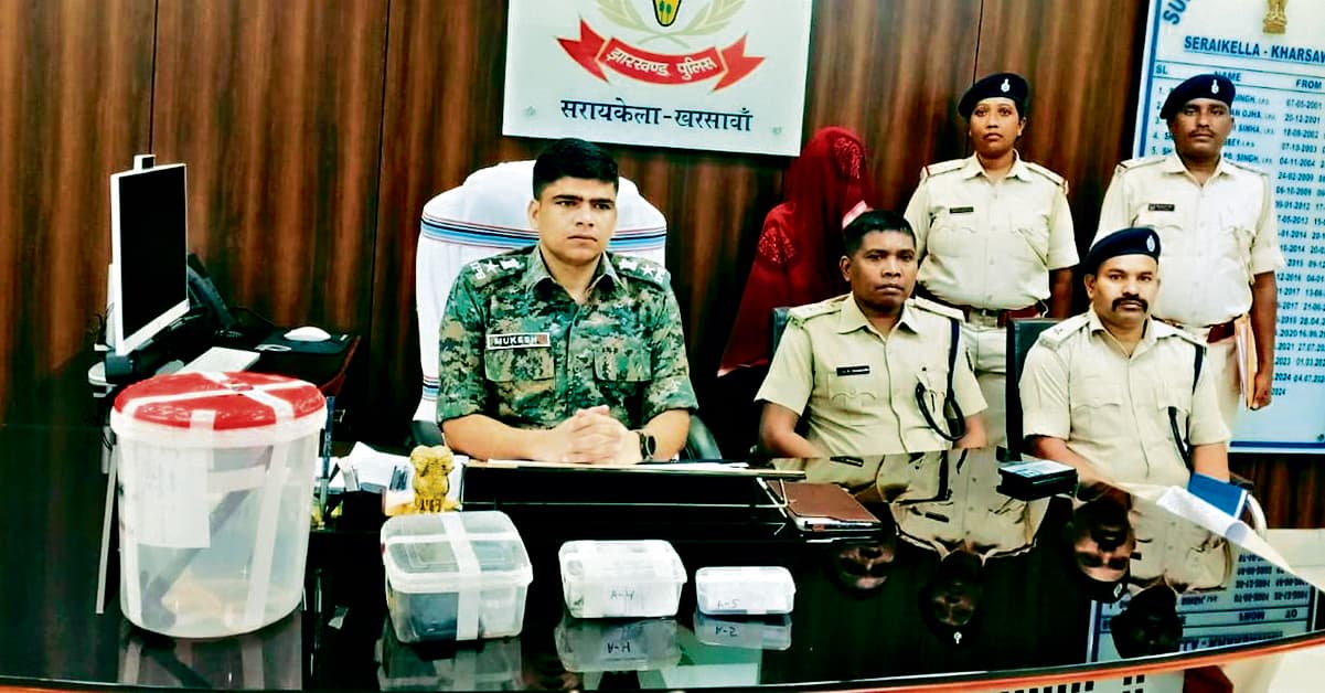 Seraikela Kharsawan News :   आदित्यपुर : पति की हत्या कर बच्चों संग फरार पत्नी गिरफ्तार