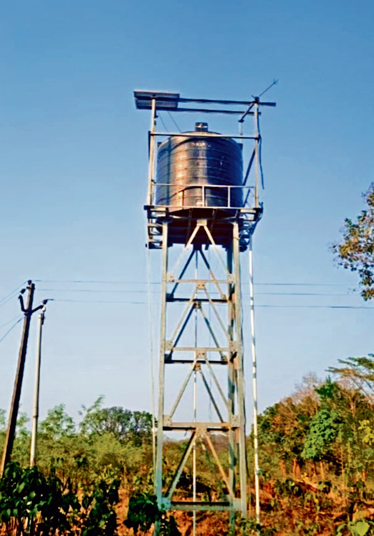 Seraikela Kharsawan News : सोलर जलमीनारें बेकार, पानी को तरस रहे लोग