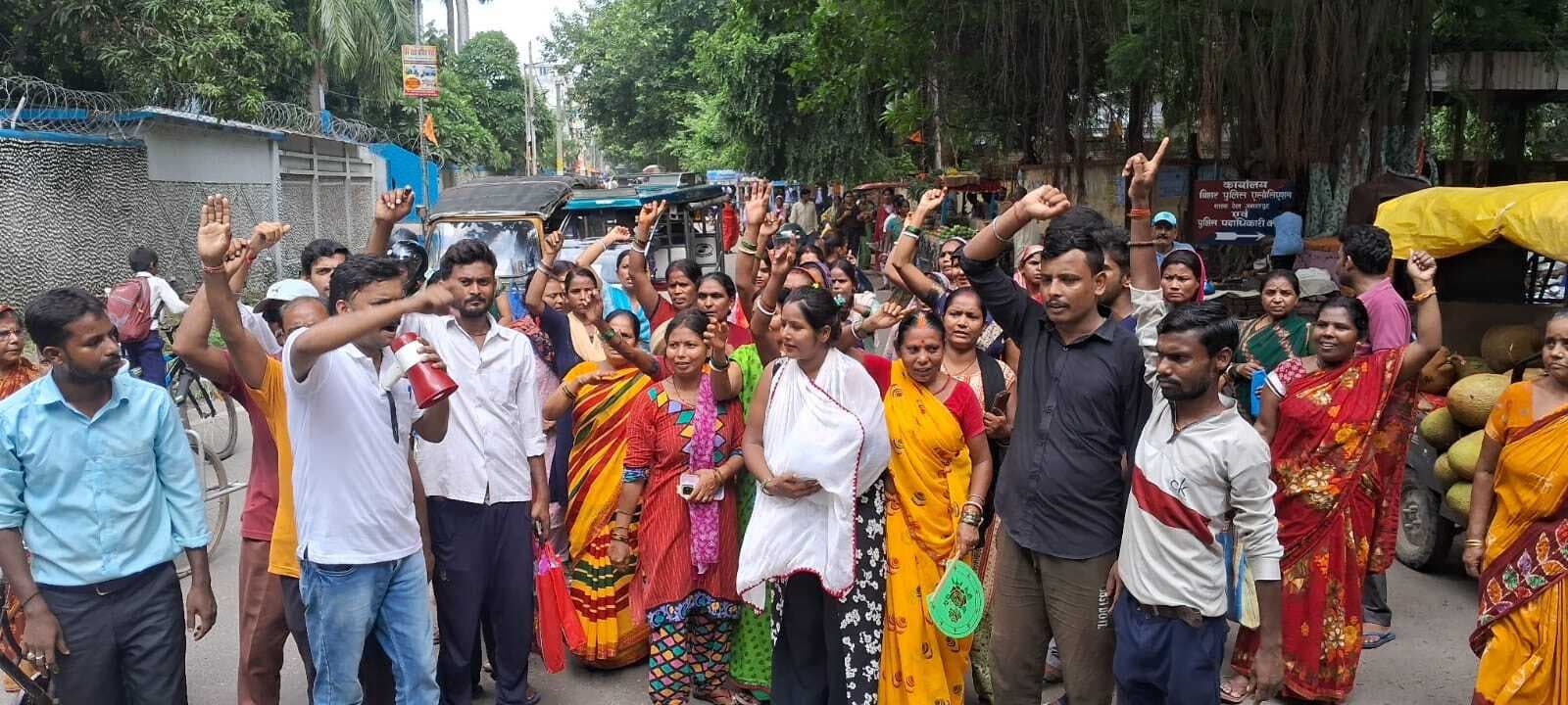 बेघरों ने अंचल कार्यालय का किया घेराव