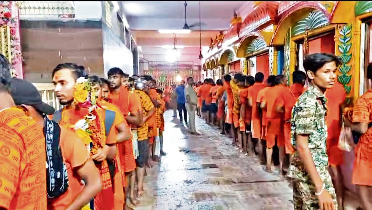 Rourkela News: घोघड़ धाम में 50,000 कांवरियों ने बाबा का किया जलाभिषेक, मांगा आशीर्वाद