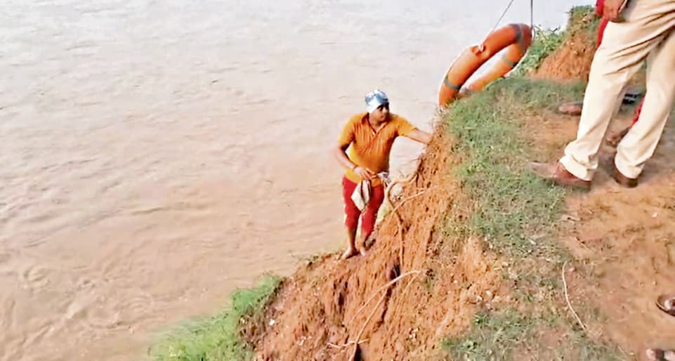 Rourkela News: कोयल नदी के तुमकेला घाट में डूबी किशोरी, लापता