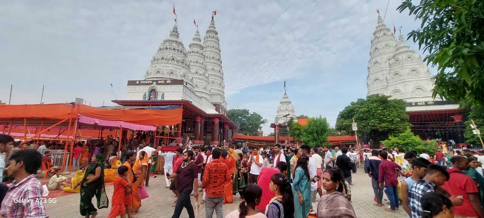 अशोक धाम में उमड़ी भीड़, एक लाख से अधिक श्रद्धालुओं ने किया जलाभिषेक