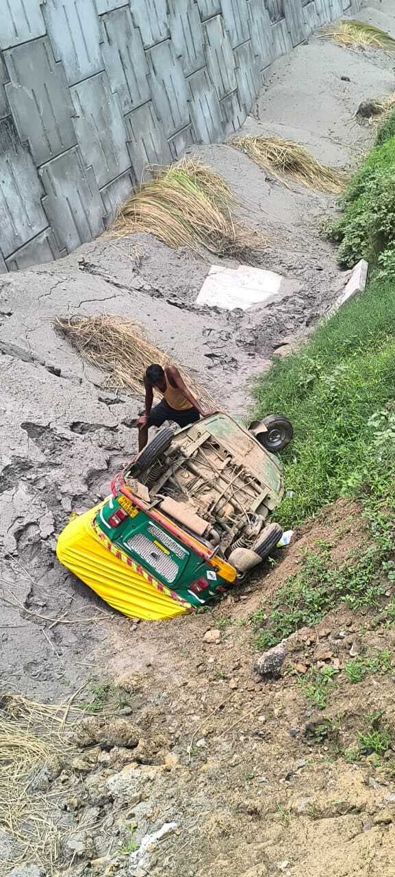 पुनपुन में कार की टक्कर से गड्ढे में गिरा टेंपो, चालक की मौत