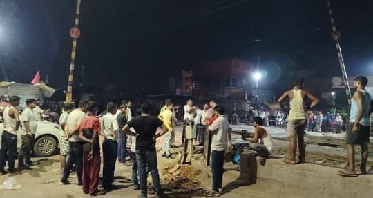 तारेगना रेलवे गुमटी के पास गड्ढे में फंसा ट्रक, एक घंटे परिचालन बाधित