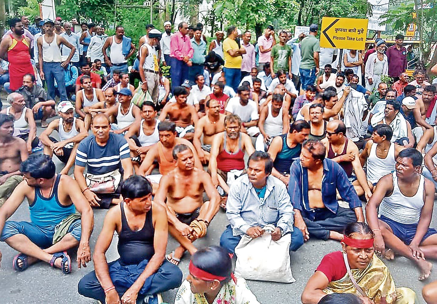 HEC News : एचइसी मुख्यालय पर कामगारों का अर्द्धनग्न प्रदर्शन, सुरक्षाकर्मियों के साथ धक्का-मुक्की